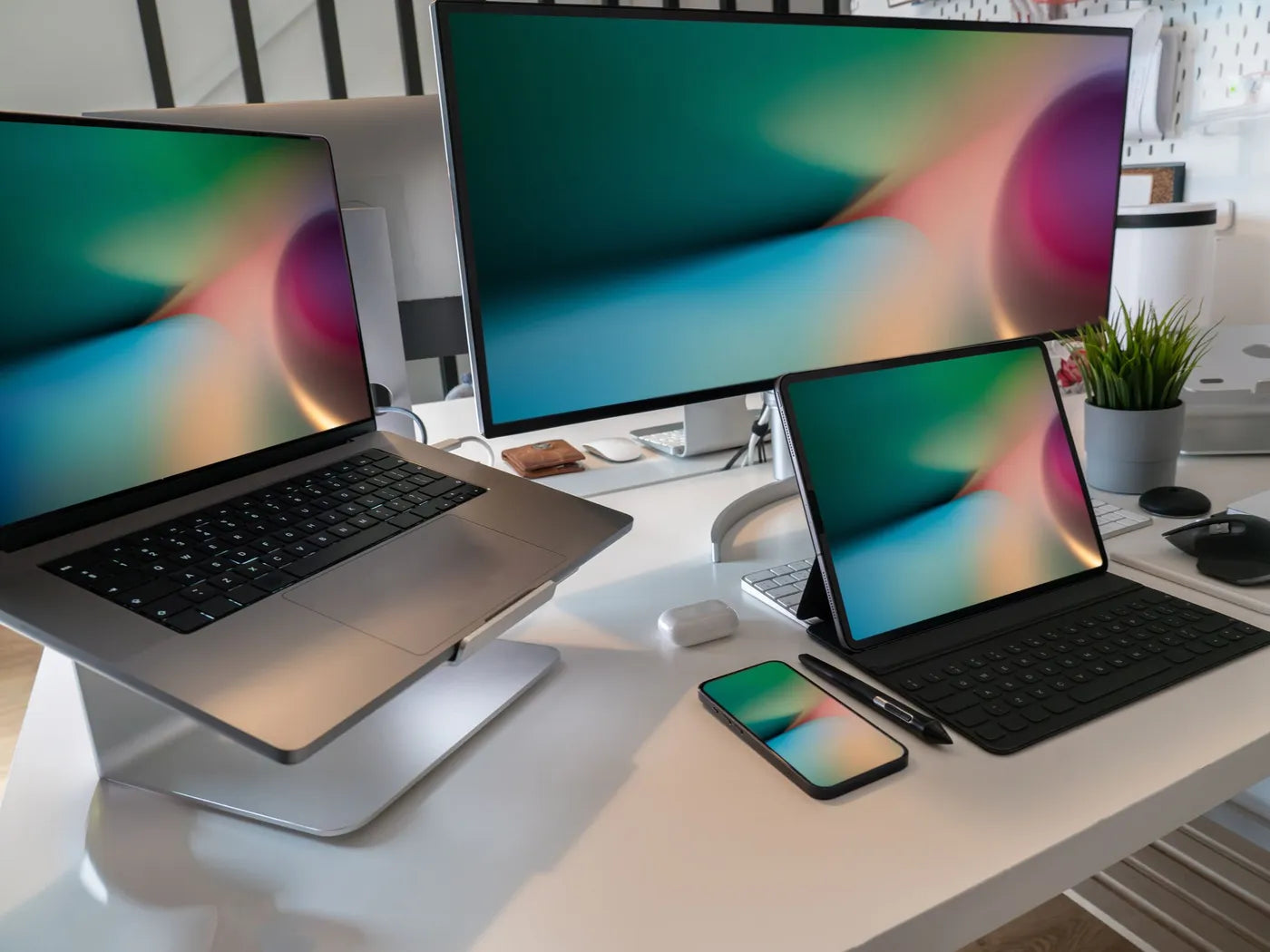 Laptop, Monitor, Tablet und Smartphone auf einem Schreibtisch